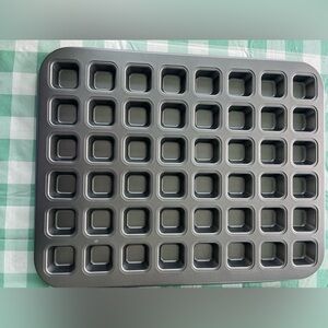 Nonstick 48 mini brownie pan